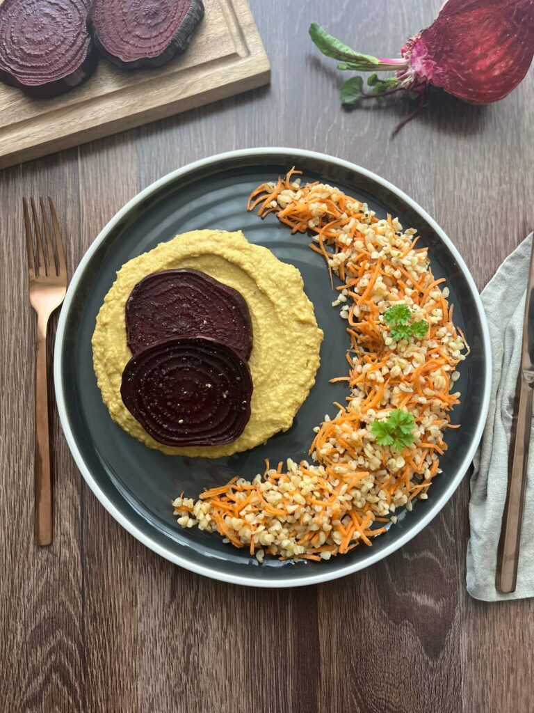 teljes értékű növényi recept - sült céklaszeletek currys humuszágyon