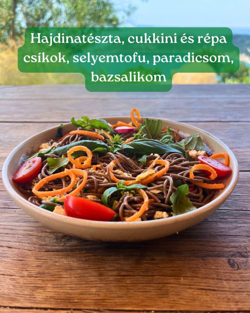 Korfu ételek_Hajdinateszta-cukkini-es-repa-csikok-selyemtofu-paradicsom-bazsalikom