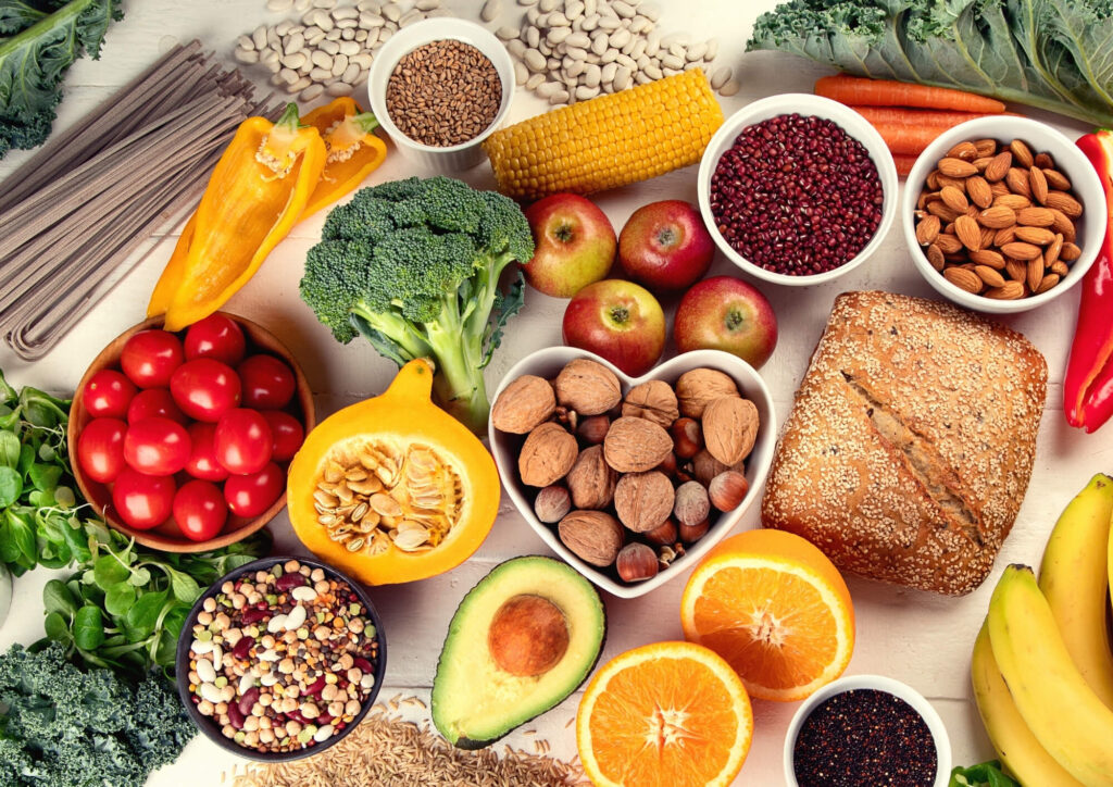 növényi étrend mítoszok_Színes növényi élelmiszerek kollázs