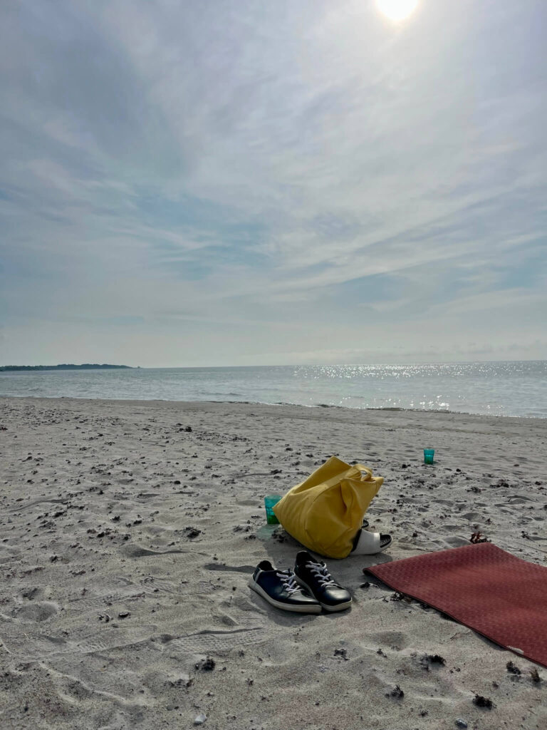 a tengerparti jóga helyszíne - Skateholm strand Svédország