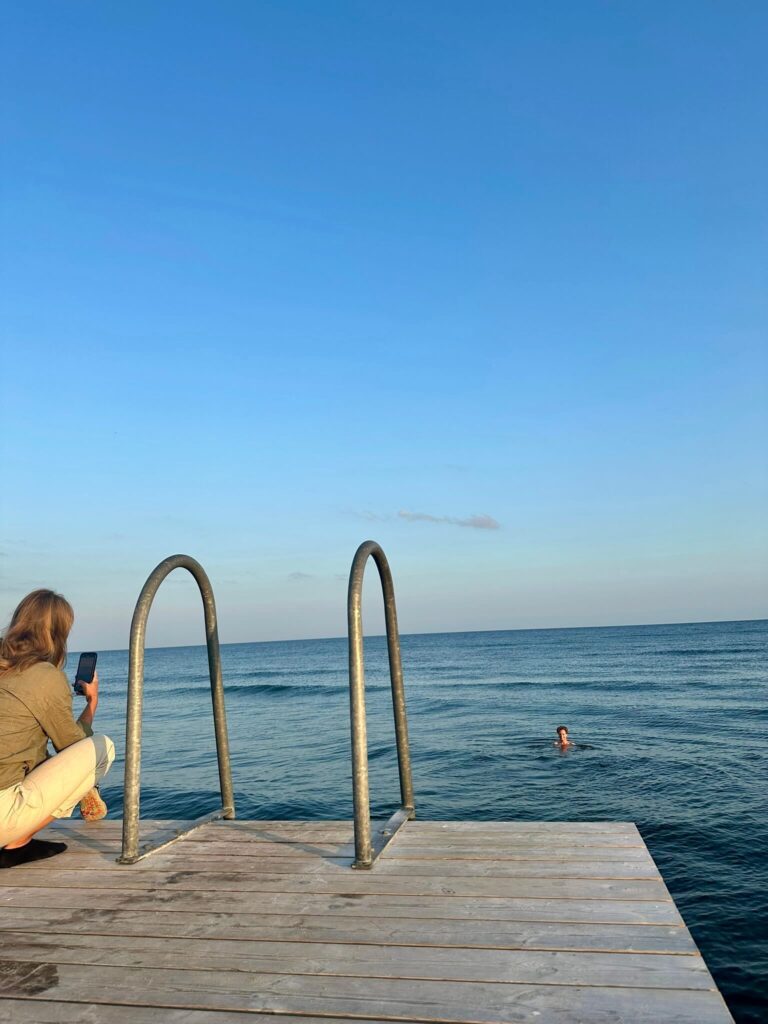 Skateholm strand Svédország - Márió bement úszni