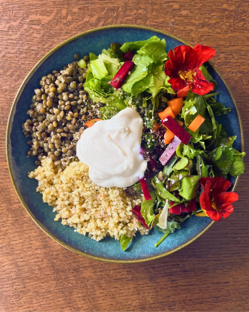 Vegán ételek Svájcban: Lencse, kuszkusz, fokhagymás szójajoghurt, sali