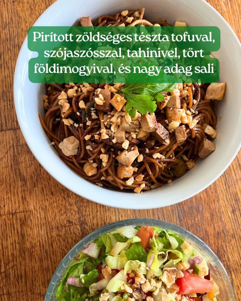 Pirított zöldséges tészta tofuval, szójaszósszal, tahinivel, tört földimogyival, és nagy adag sali
