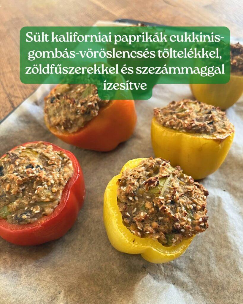 Sült kaliforniai paprikák cukkinis-gombás-vöröslencsés töltelékkel, zöldfűszerekkel és szezámmaggal ízesítve