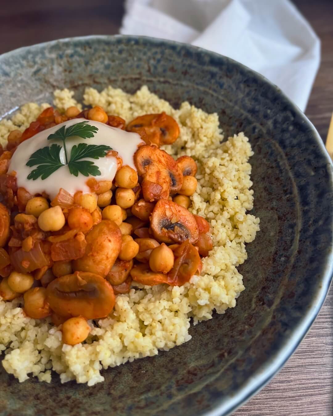 Vegán Csicseriborsós Gombapörkölt Kölessel