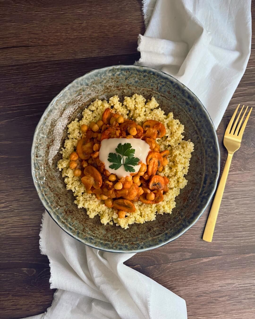 Vegán Csicseriborsós Gombapörkölt Kölessel - téné mintaétrend - veganuár recept